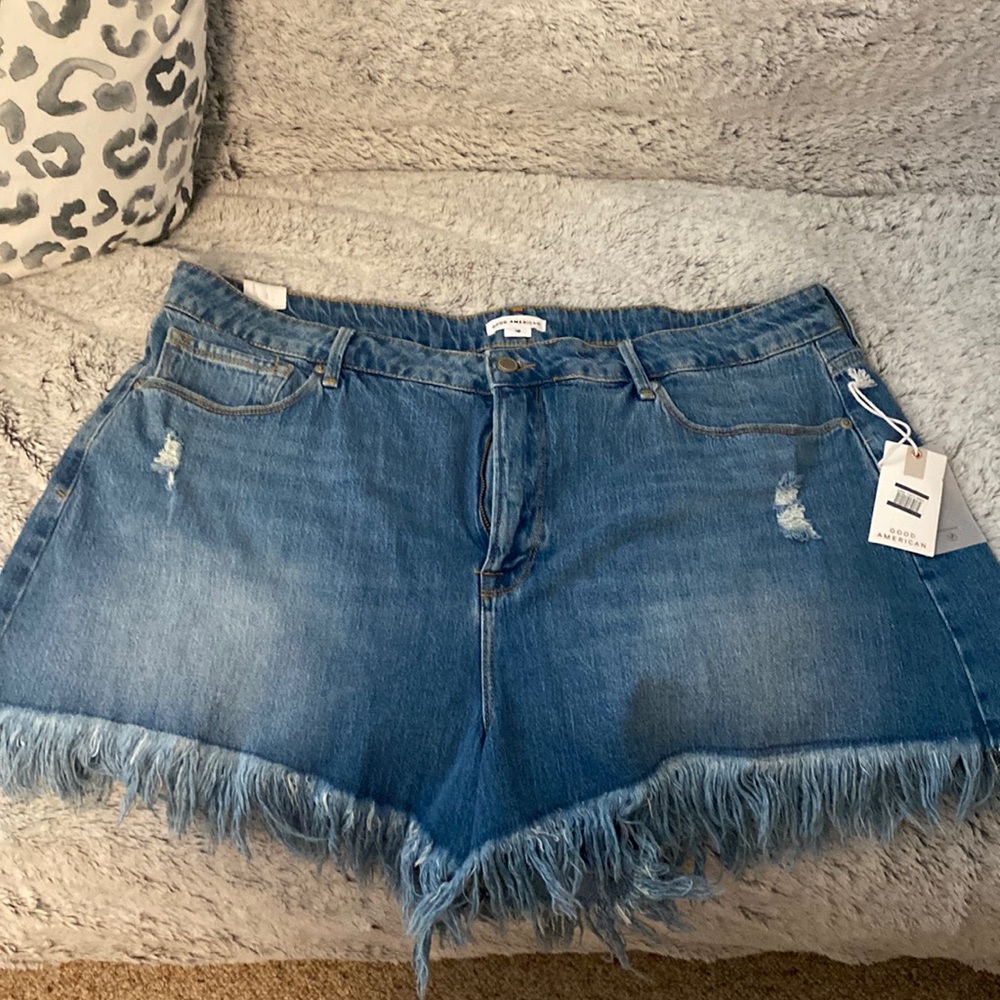 Good American 18 bombshell shorts